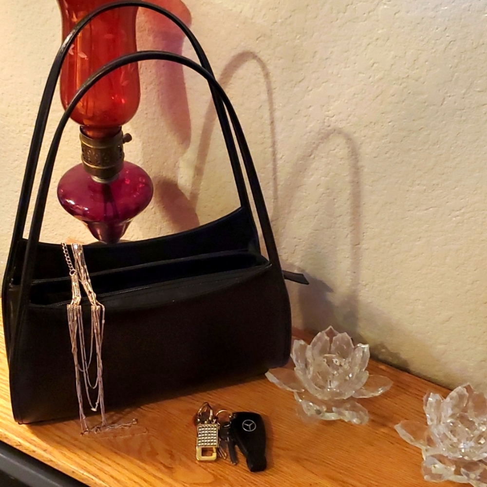 NWOT Ladies all black Gucci purse. Copy